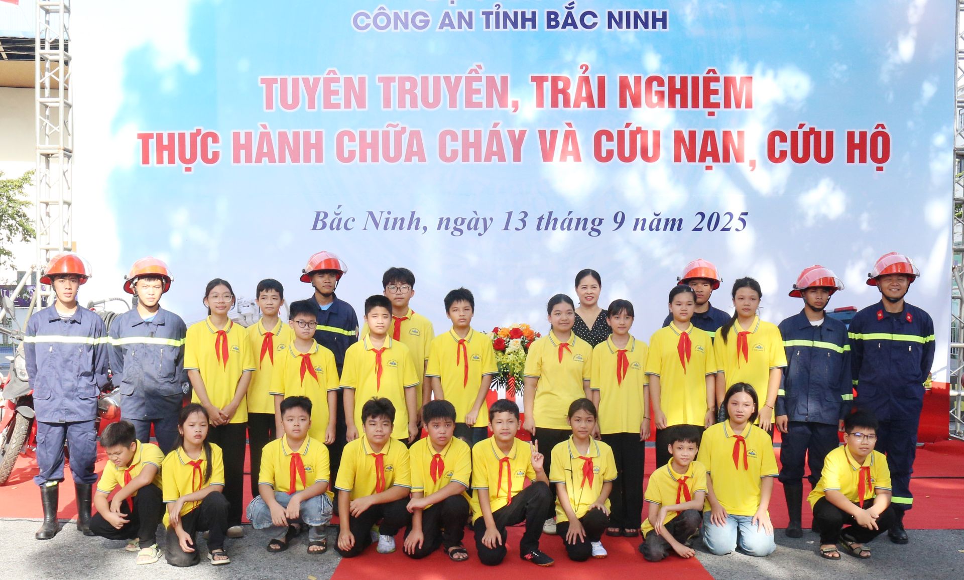 Thầy, cô giáo và học sinh Trường THCS Lê Lợi, phường Bắc Giang chụp ảnh lưu niệm cùng các chiến sĩ
