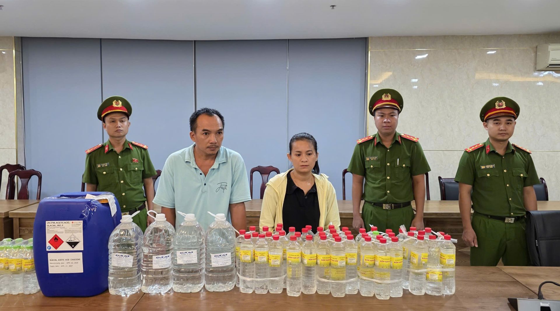 Đà Nẵng lại triệt phá thêm cơ sở sản xuất giấm ăn giả hơn 1.000 lít mỗi ngày