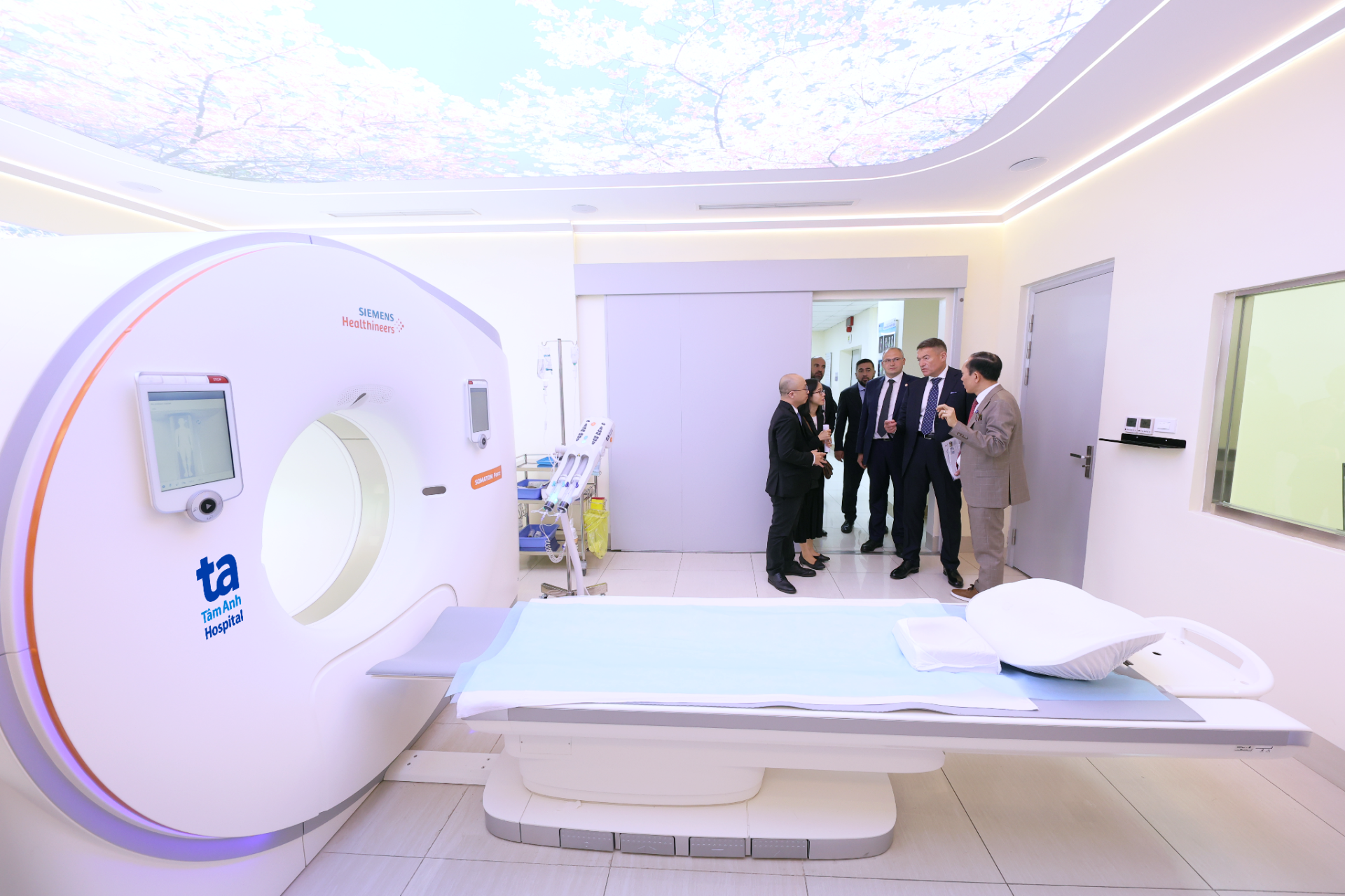 PGS.TS.BS Nguyễn Xuân Hiền, Giám đốc Trung tâm Chẩn đoán hình ảnh và Điện quang can thiệp BVĐK Tâm Anh Hà Nội giới thiệu về siêu máy CT Somatom Force VB30 hỗ trợ đắc lực trong tầm soát ung thư với Bộ trưởng Bộ Y tế Liên bang Nga Mikhail Albertovich Murashko và đoàn đại biểu PGS.TS.BS Nguyễn Xuân Hiền, Giám đốc Trung tâm Chẩn đoán hình ảnh và Điện quang can thiệp BVĐK Tâm Anh Hà Nội giới thiệu về siêu máy CT Somatom Force VB30 hỗ trợ đắc lực trong tầm soát ung thư với Bộ trưởng Bộ Y tế Liên bang Nga Mikhail Albertovich Murashko và đoàn đại biểu