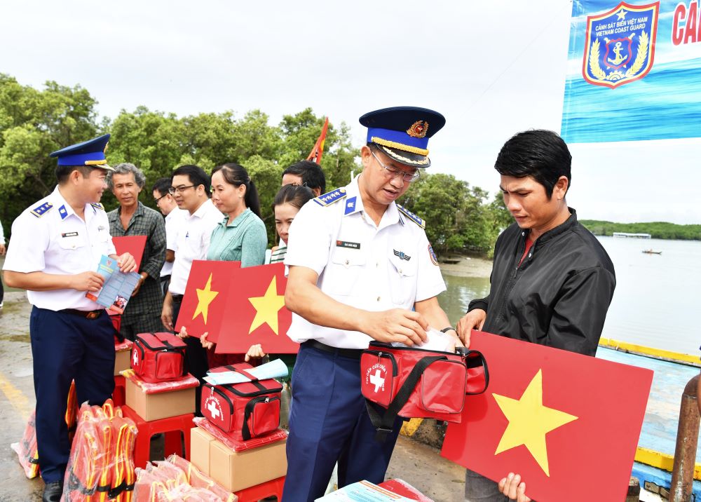 Trao túi thuốc y tế cho ngư dân