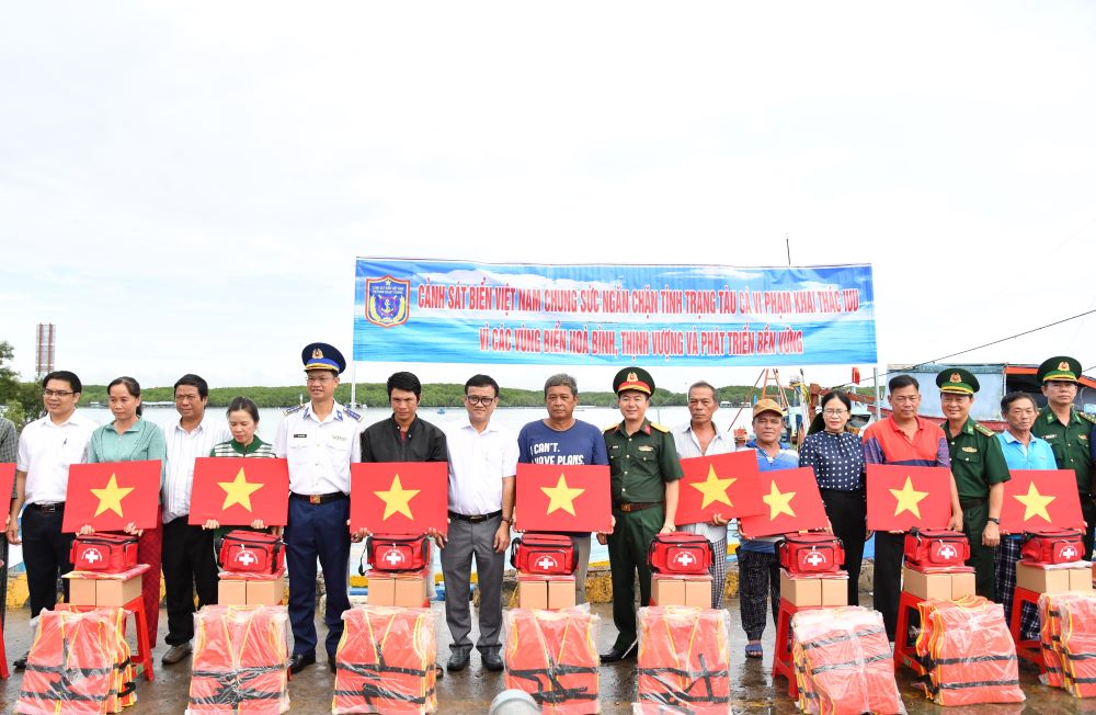 Trao quà cho ngư dân