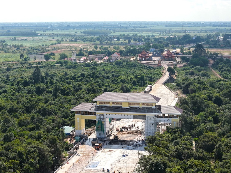 Cửa khẩu Quốc tế Tân Nam, đối diện với cửa khẩu Meun Chay, tỉnh Prey Veng thuộc Vương quốc Campuchia