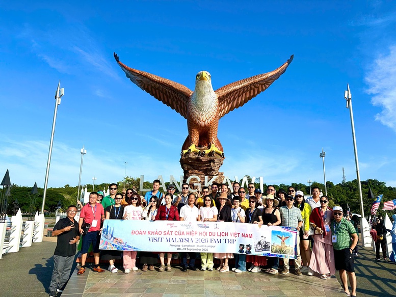Đoàn khảo sát chụp ảnh lưu niệm trước hình tượng chim đại bàng-biểu tượng của Langkawi (Malaysia) - Ảnh: VGP/DA