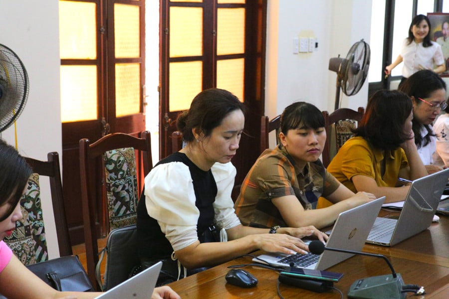 Các giáo viên thực hành sử dụng công cụ AI.