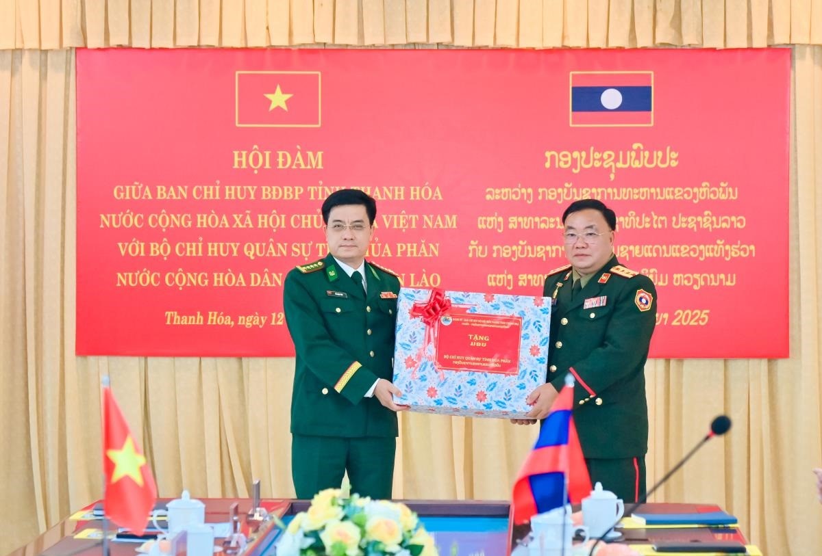 Lãnh đạo Ban Chỉ huy BĐBP tỉnh Thanh Hóa tặng quà lưu niệm cho Bộ Chỉ huy Quân sự tỉnh Hủa Phăn. Ảnh: Hải Chuyền