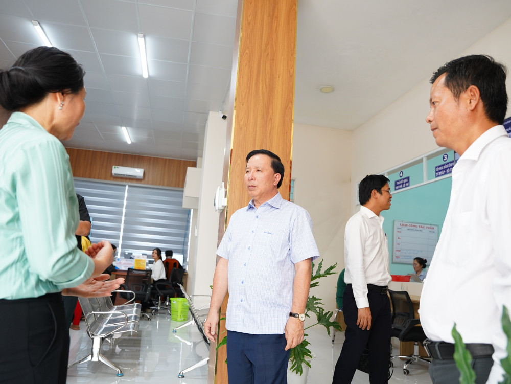 Ông Nguyễn Văn Út - Chủ tịch UBND tỉnh kiểm tra hoạt động Trung tâm Phục vụ hành chính công xã Hòa Khánh
