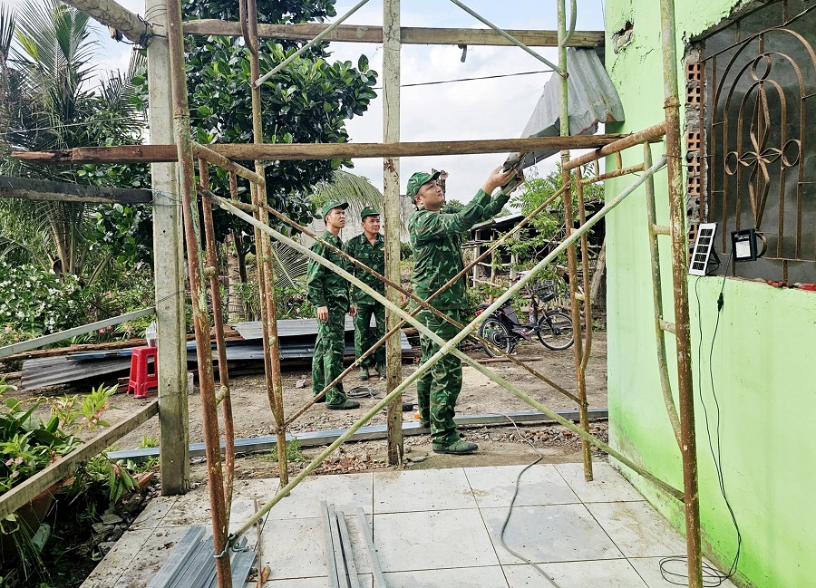 Đồn Biên phòng Mỹ Thạnh Tây tham gia sửa chữa nhà dân bị ảnh hưởng do dông lốc