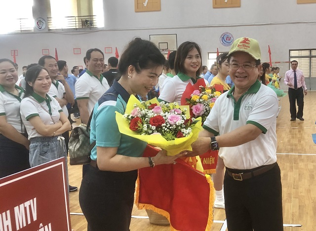 Lãnh đạo Công ty và Ban tổ chức tặng hoa và cờ cho các đoàn vận động viên. Ảnh: Viết Hiền Lãnh đạo Công ty và Ban tổ chức tặng hoa và cờ cho các đoàn vận động viên. Ảnh: Viết Hiền