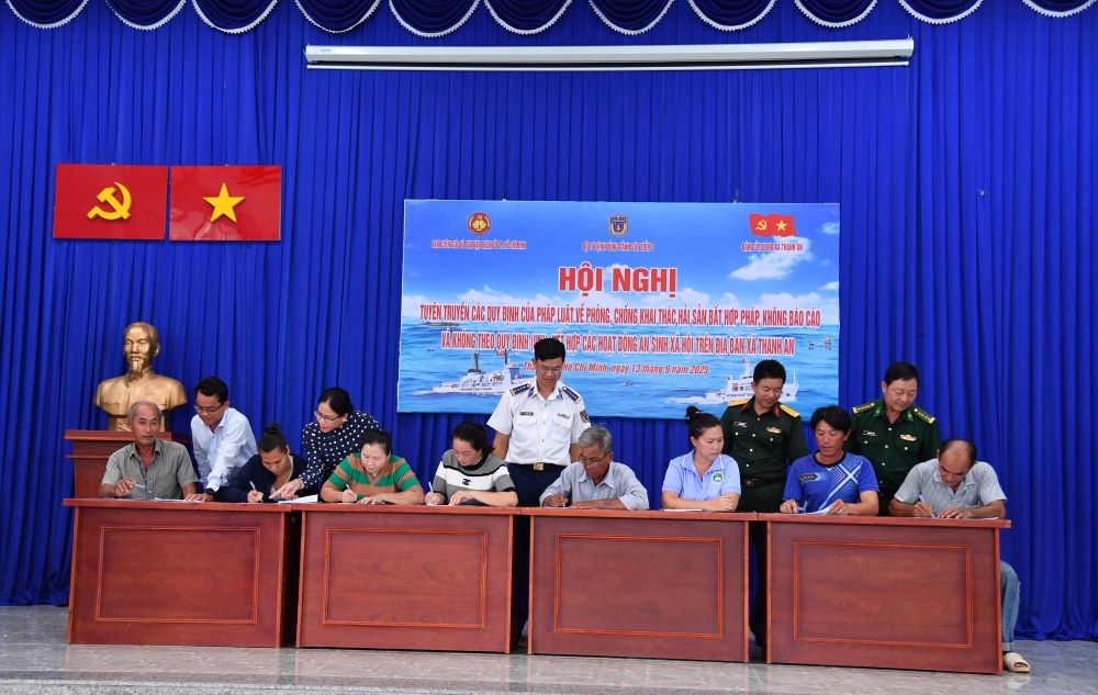 Các chủ tàu cá ký cam kết không vi phạm IUU1