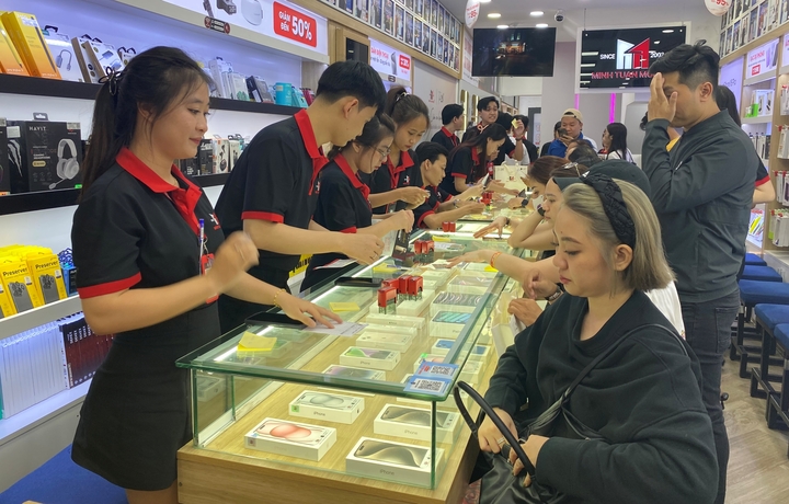 Sức nóng iPhone 17 tại TP.HCM: Hàng nghìn người đăng ký, rộn ràng "lên đời" máy