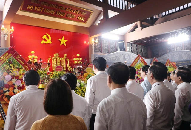 Trang trọng lễ dâng hoa, dâng hương tưởng niệm các liệt sĩ Xô viết Nghệ Tĩnh