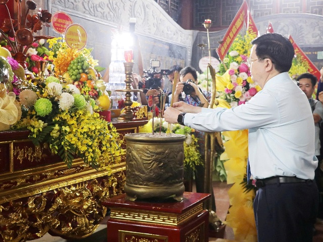 Các đồng chí lãnh đạo Bộ, Ban, ngành Trung ương dâng hương tại Nhà tượng niệm