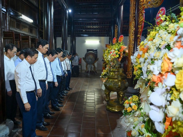 Đoàn đại biểu thành kính tưởng nhớ và tri ân sự hi sinh của các anh hùng liệt sĩ trong phong trào Xô Viết Nghệ Tĩnh 1930-1931.