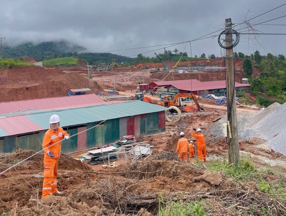 Đội Quản lý Điện lực khu vực Na Sang đồng hành cùng ngôi trường kiểu mẫu