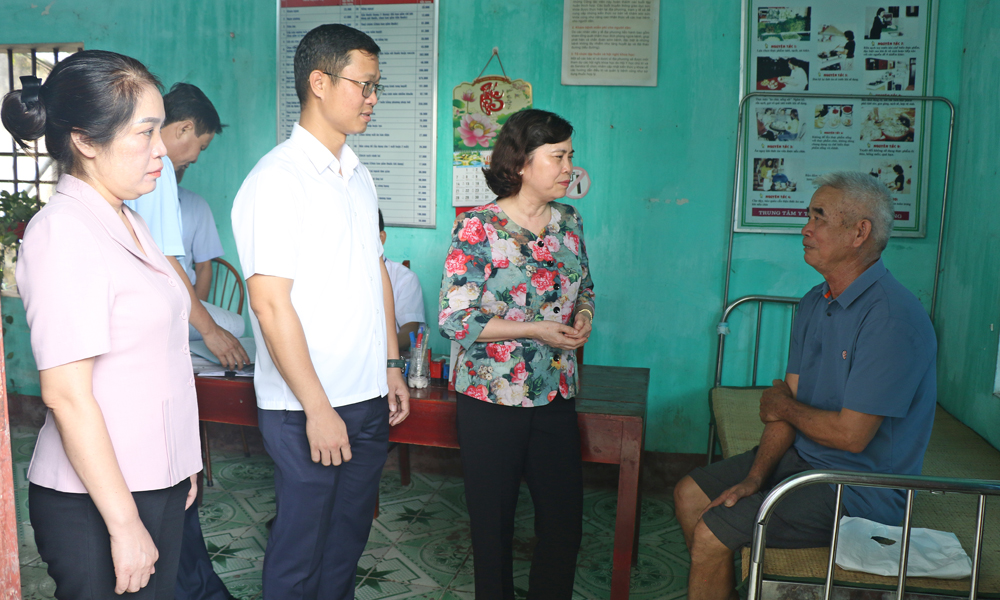 Đồng chí Trần Thị Hằng và các thành viên Đoàn giám sát trao đổi với người dân đến khám, chữa bệnh tại Trạm Y tế Quang Thịnh. Đồng chí Trần Thị Hằng và các thành viên Đoàn giám sát trao đổi với người dân đến khám, chữa bệnh tại Trạm Y tế Quang Thịnh.