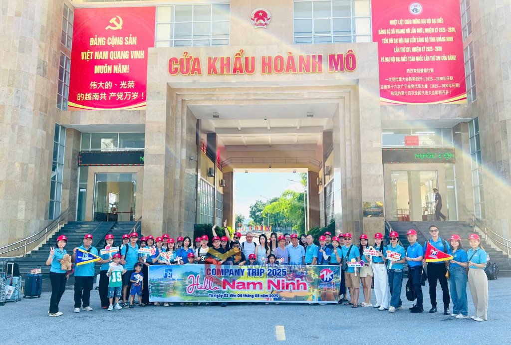 Đoàn khách du lịch đầu tiên qua cặp cửa khẩu Hoành Mô - Động Trung chụp hình lưu niệm tại Cửa khẩu Hoành Mô (tháng 8/2025).