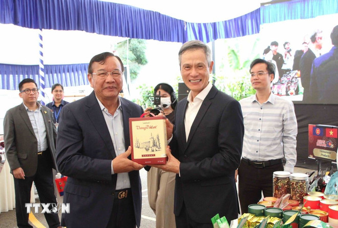 Đại sứ Việt Nam tại Campuchia Nguyễn Minh Vũ (phải) với Phó Thủ tướng kiêm Bộ trưởng Bộ Ngoại giao và Hợp tác quốc tế Campuchia Prak Sokhonn. (Ảnh: Hoàng Minh/TTXVN)