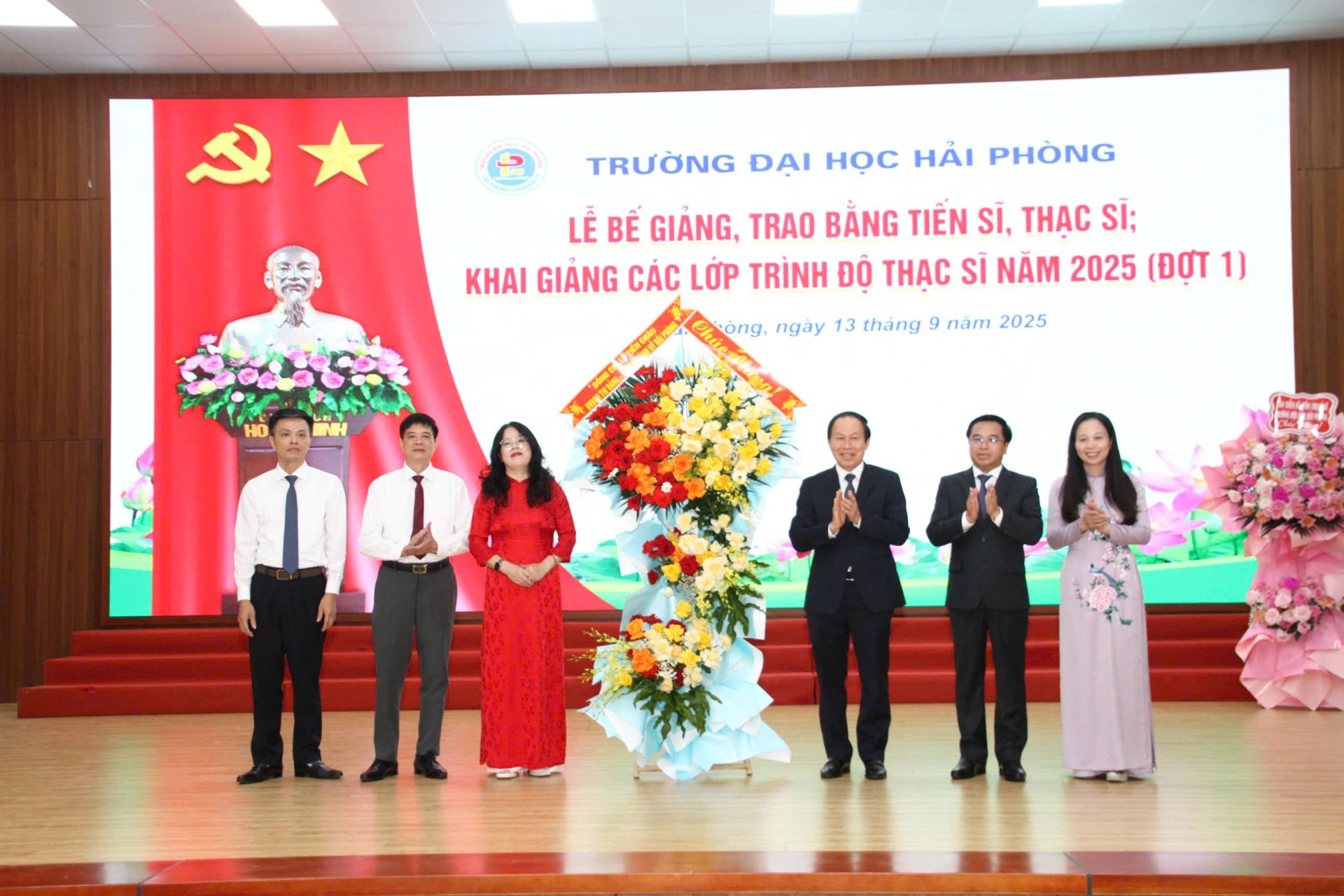 Đồng chí Lê Tiến Châu, Bí thư Thành uỷ, Trưởng Đoàn ĐBQH Hải Phòng tặng hoa, quà chúc mừng Trường Đại học Hải Phòng. Đồng chí Lê Tiến Châu, Bí thư Thành uỷ, Trưởng Đoàn ĐBQH Hải Phòng tặng hoa, quà chúc mừng Trường Đại học Hải Phòng.