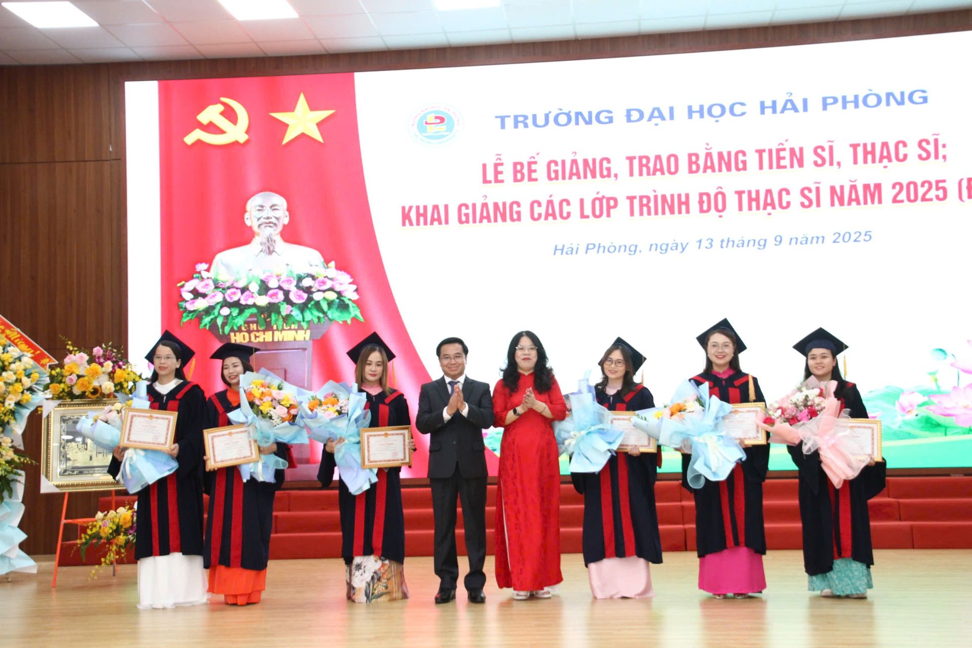 Trường Đại học Hải Phòng khen thưởng các học viên có thành tích xuất sắc. Trường Đại học Hải Phòng khen thưởng các học viên có thành tích xuất sắc.