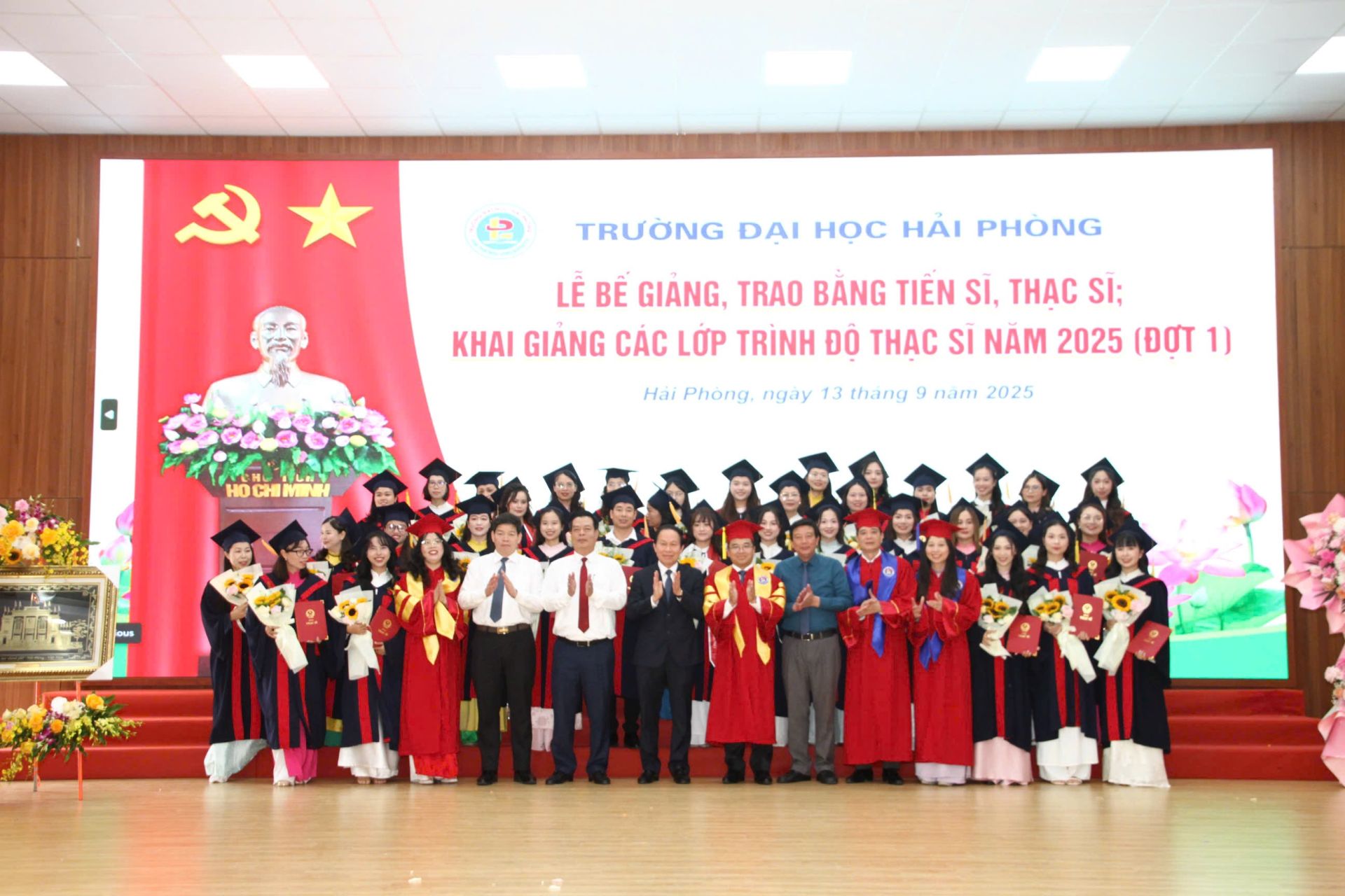 Lãnh đạo thành phố và Trường Đại học Hải Phòng chúc mừng các tân Tiến sĩ, Thạc sĩ. Lãnh đạo thành phố và Trường Đại học Hải Phòng chúc mừng các tân Tiến sĩ, Thạc sĩ.