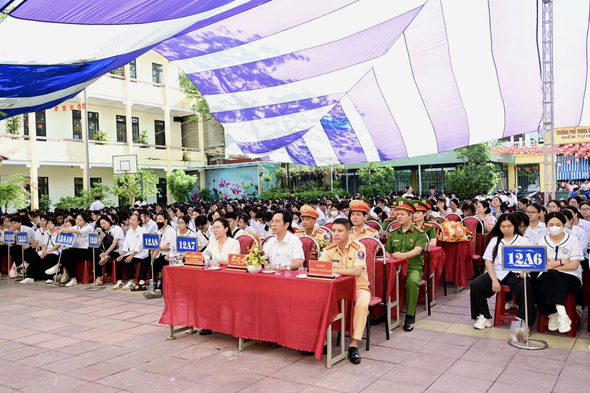 Các đại biểu dự chương trình.