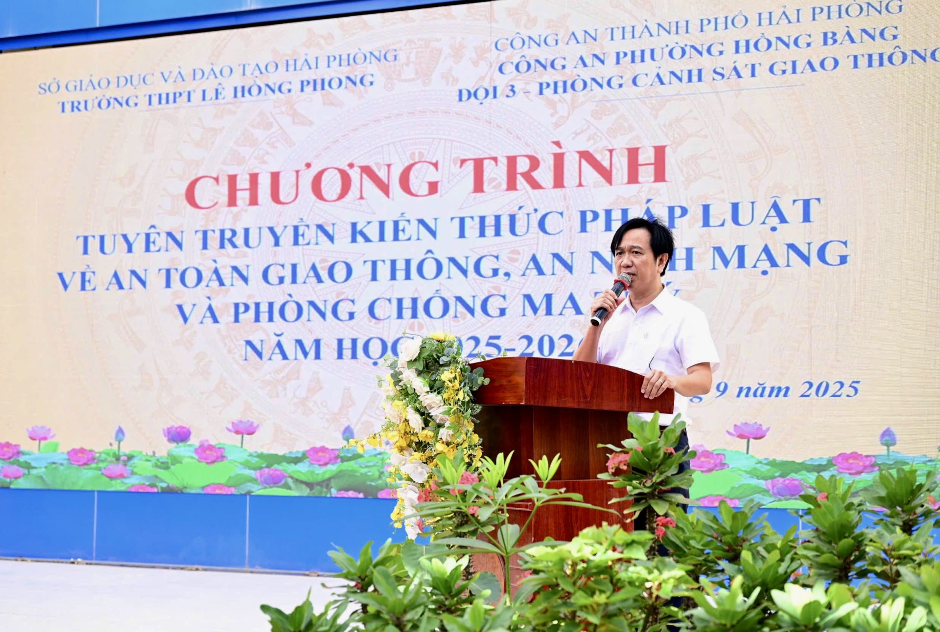 Thầy giáo Đinh Hồng Tiệp, Hiệu trưởng Trường THPT Lê Hồng Phong phát biểu tại chương trình