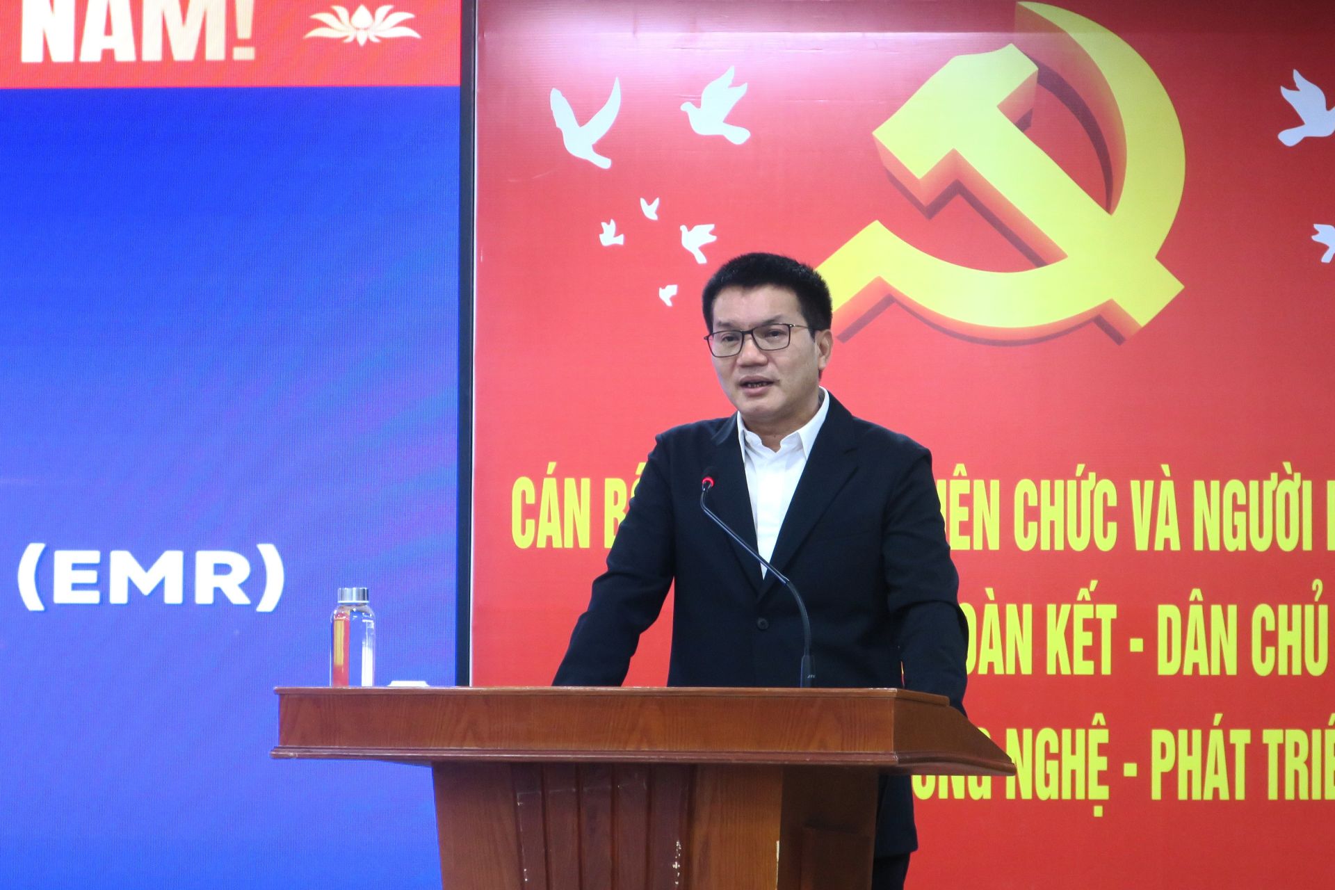 TS.BS. Nguyễn Bá Phước, Giám đốc Bệnh viện Kiến An công bố chính thức triển khai bệnh án điện tử. TS.BS. Nguyễn Bá Phước, Giám đốc Bệnh viện Kiến An công bố chính thức triển khai bệnh án điện tử.