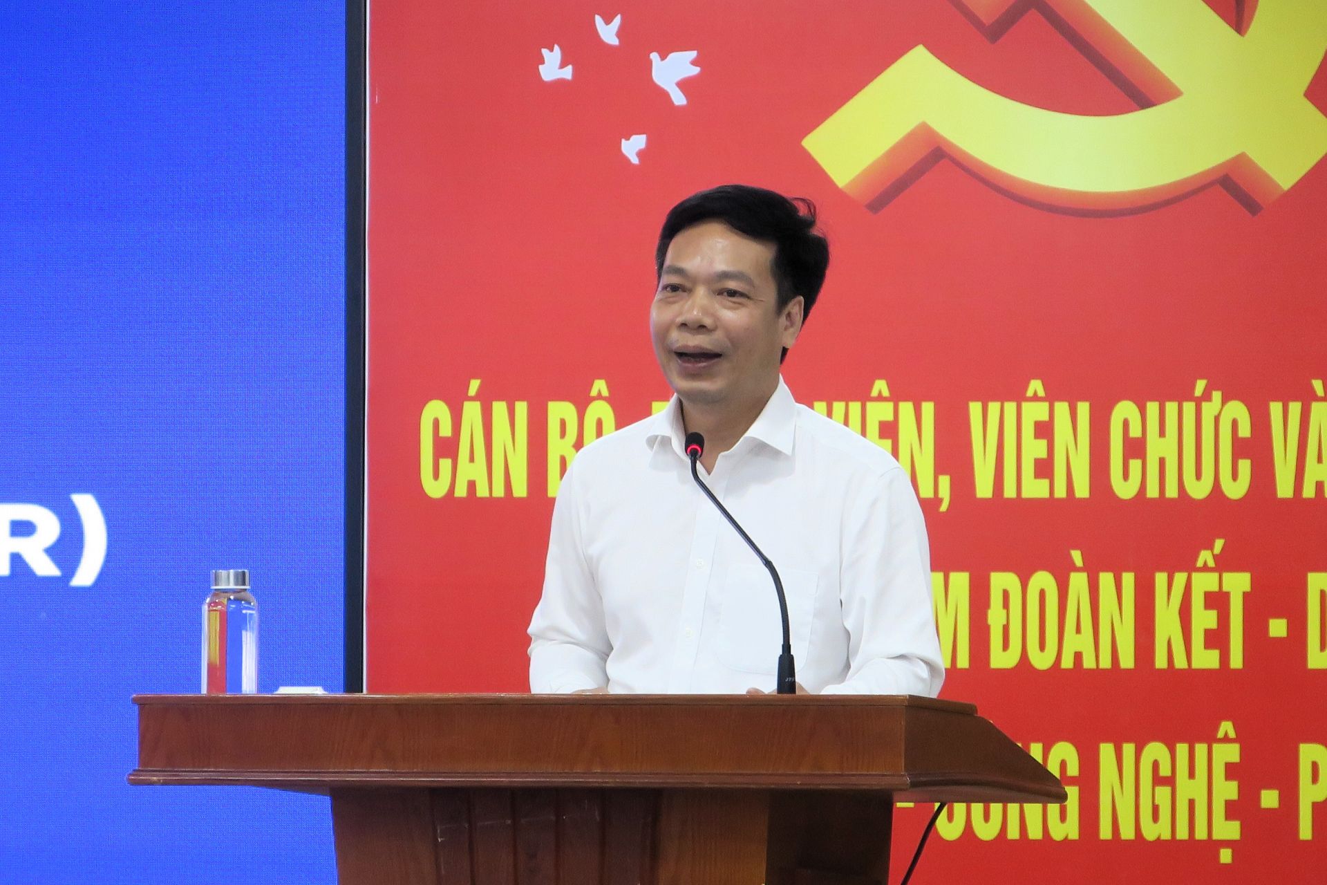 Đồng chí Bùi Văn Hà, Phó Giám đốc Bảo hiểm xã hội thành phố phát biểu. Đồng chí Bùi Văn Hà, Phó Giám đốc Bảo hiểm xã hội thành phố phát biểu.