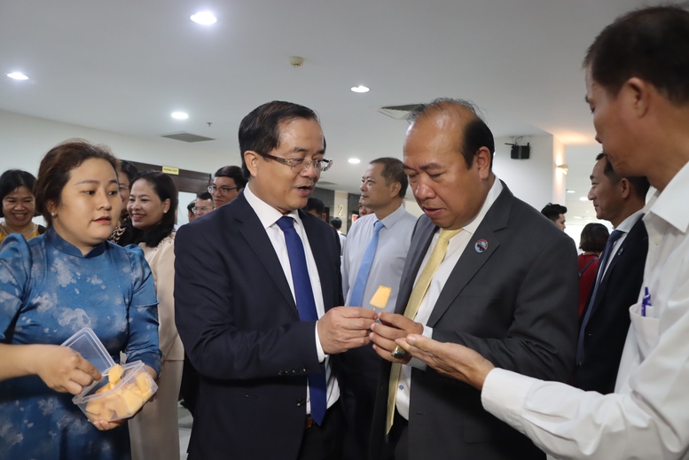 Phó Chủ tịch UBND tỉnh Tây Ninh Nguyễn Hồng Thanh mời ngài Tith Rithipol thưởng thức đặc sản dưa lưới của Tây Ninh. Phó Chủ tịch UBND tỉnh Tây Ninh Nguyễn Hồng Thanh mời ngài Tith Rithipol thưởng thức đặc sản dưa lưới của Tây Ninh.