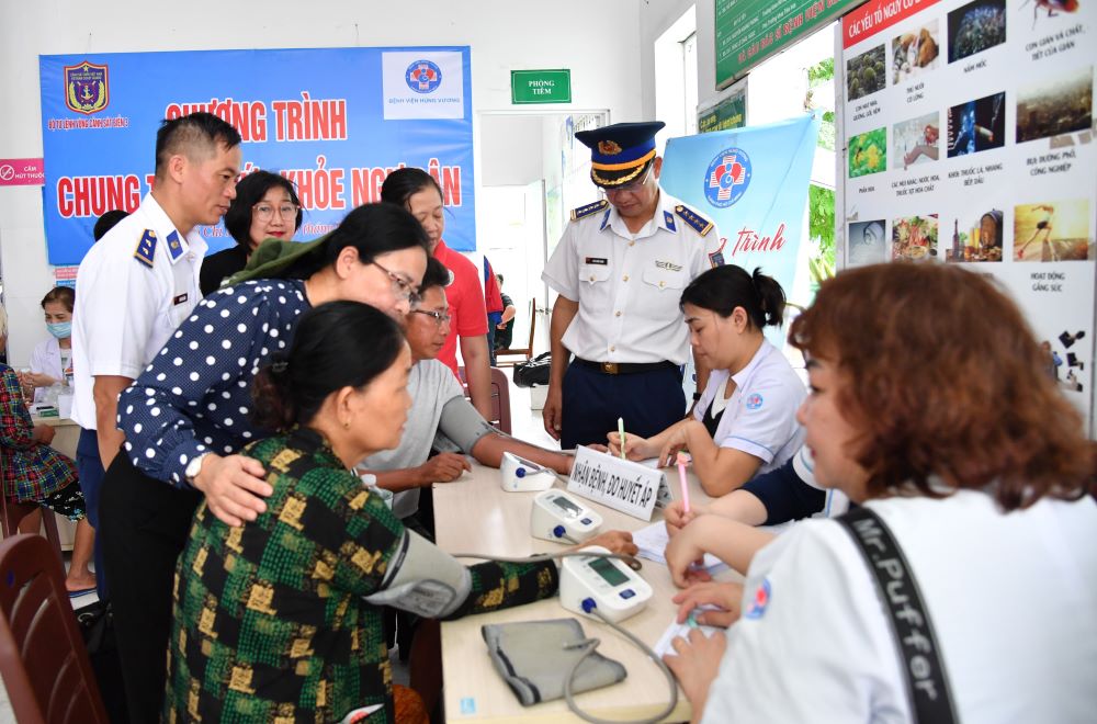 Khám bệnh cấp thuốc cho nhân dân