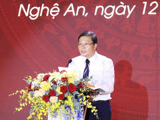 Chủ tịch UBND tỉnh Lê Hồng Vinh trình bày Diễn văn kỷ niệm 995 năm danh xưng Nghệ An, 95 năm Xô viết Nghệ Tĩnh và đón bằng xếp hạng di tích quốc gia đặc biệt “Những địa điểm ghi dấu Phong trào Xô Viết Nghệ Tĩnh (1930-1931) tại Nghệ An”. Chủ tịch UBND tỉnh Lê Hồng Vinh trình bày Diễn văn kỷ niệm 995 năm danh xưng Nghệ An, 95 năm Xô viết Nghệ Tĩnh và đón bằng xếp hạng di tích quốc gia đặc biệt “Những địa điểm ghi dấu Phong trào Xô Viết Nghệ Tĩnh (1930-1931) tại Nghệ An”.