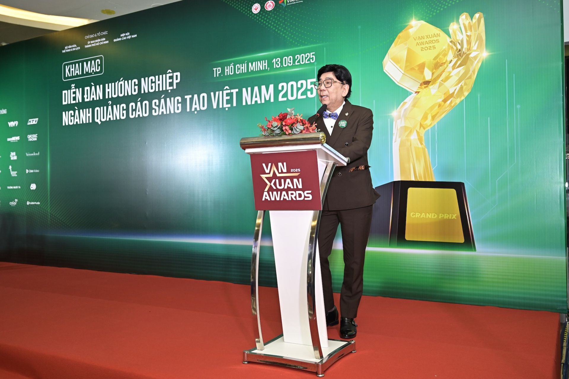 hà báo - Đạo diễn Nguyễn Trường Sơn Chủ tịch Hiệp hội Quảng cáo Việt Nam phát biểu tại diễn đàn hà báo - Đạo diễn Nguyễn Trường Sơn Chủ tịch Hiệp hội Quảng cáo Việt Nam phát biểu tại diễn đàn