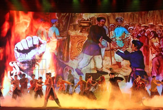 Chương trình nghệ thuật đặc biệt với tên gọi “Lửa Xô Viết”. Ảnh: Văn Tý/TTXVN
