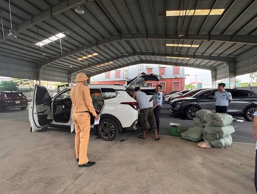 Lực lượng chức năng kiểm tra lô hàng hóa vi phạm