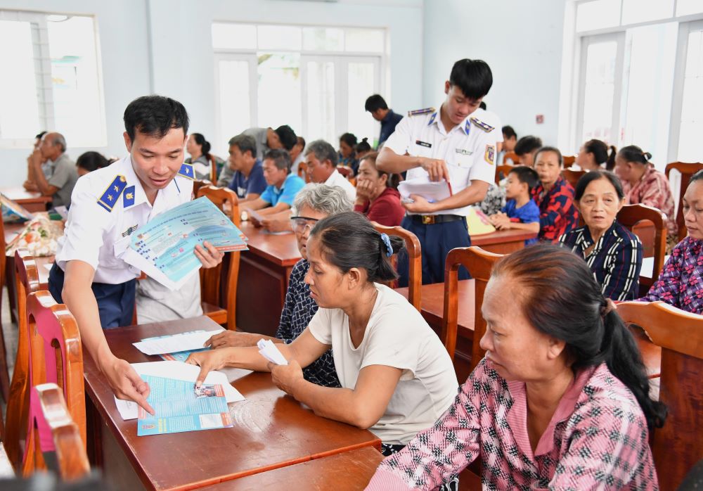 Phát tờ rơi tuyên truyền cho ngư dân