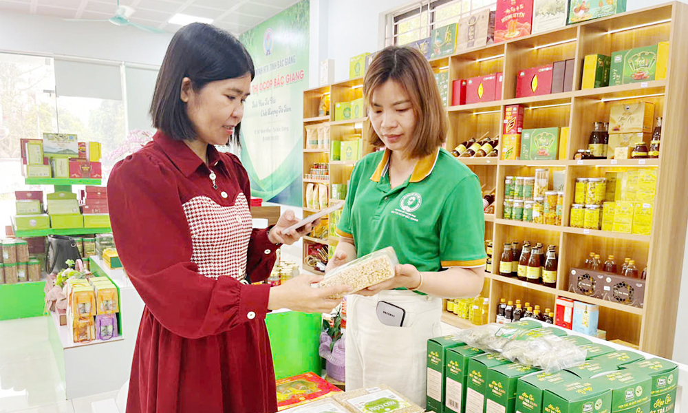 Người tiêu dùng quét mã QR-Code tìm hiểu các thông tin về sản phẩm.