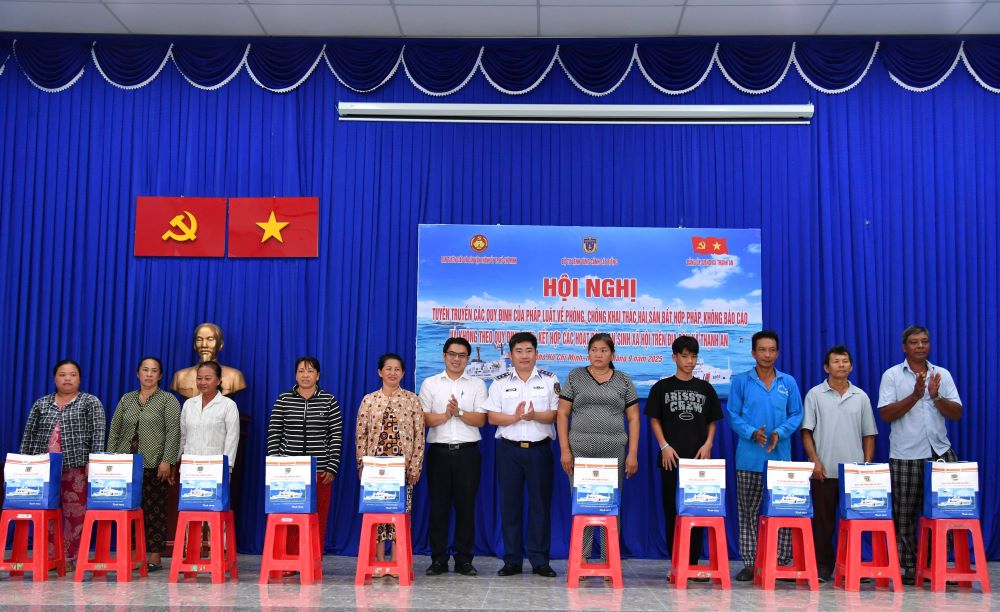 Tặng quà cho gia đình chính sách, gia đình có hoàn cảnh khó khăn