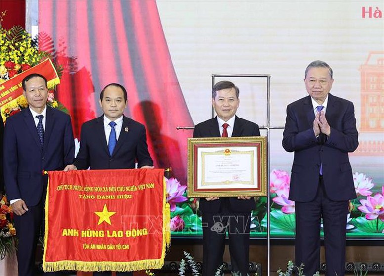 Tổng Bí thư Tô Lâm chúc mừng lãnh đạo Toà án nhân dân Tối cao - Ảnh: TTXVN