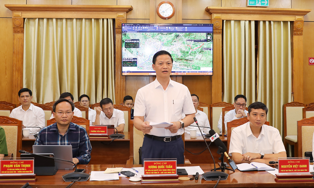 Đồng chí Vương Quốc Tuấn - Chủ tịch UBND tỉnh B-ắc Ninh nêu kiến nghị. Đồng chí Vương Quốc Tuấn - Chủ tịch UBND tỉnh B-ắc Ninh nêu kiến nghị.