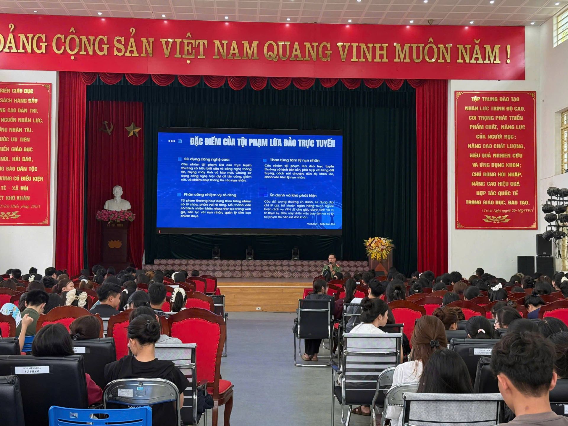 Cán bộ công an Phòng An ninh mạng và phòng, chống tội phạm sử dụng công nghệ cao Công an tỉnh Lào Cai tuyên truyền Luật An ninh mạng và Phân hiệu Đại học Thái Nguyên tại tỉnh Lào Cai Cán bộ công an Phòng An ninh mạng và phòng, chống tội phạm sử dụng công nghệ cao Công an tỉnh Lào Cai tuyên truyền Luật An ninh mạng và Phân hiệu Đại học Thái Nguyên tại tỉnh Lào Cai