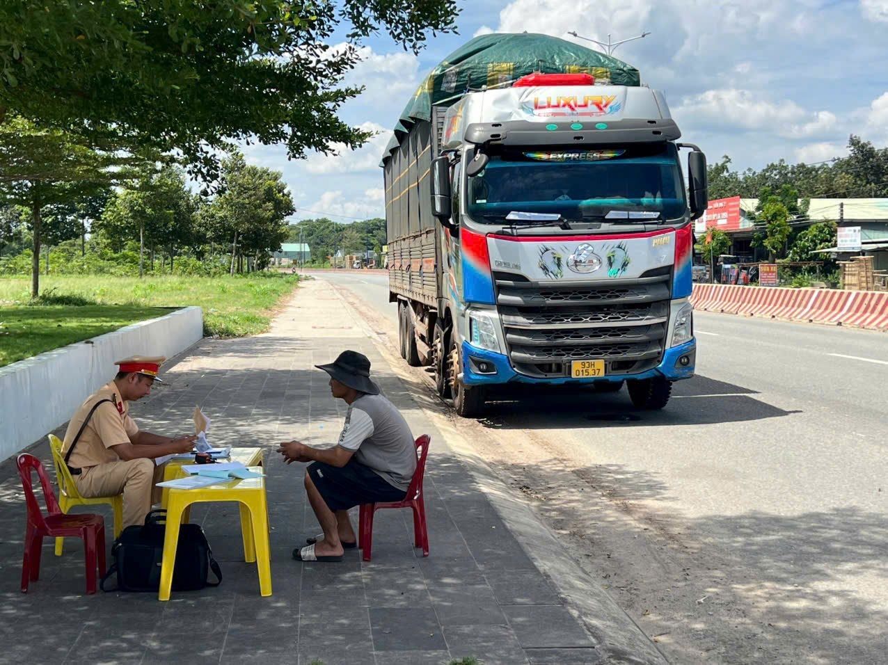 Cảnh sát giao thông TP. HCM sẽ xử lý nghiêm các trường hợp phương tiện ô tô kinh doanh vận tải hàng hóa, hành khách vi phạm