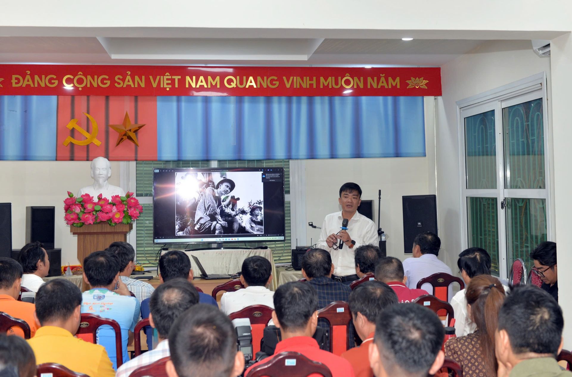 Nhà báo, nghệ sĩ nhiếp ảnh Trần Nhân Quyền, Chuyên viên Cục Triển lãm Mỹ thuật - Nhiếp ảnh và Triển lãm (Bộ Văn hóa, Thể thao và Du lịch), giảng viên Bộ môn Nhiếp ảnh - Đại học FPT thông tin những vấn đề lý thuyết và thực tiễn của ảnh báo chí và ảnh nghệ thuật.