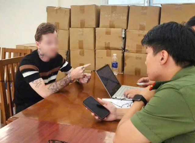 Công an Đà Nẵng tạm giữ người đàn ông ngoại quốc mang súng vào quán bar để thị uy