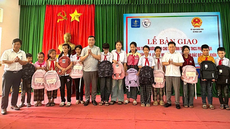 Trung tâm Công tác xã hội – Quỹ Bảo trợ trẻ em tỉnh cùng Câu lạc bộ Đào Duy Từ cũng trao quà cho học sinh có hoàn cảnh đặc biệt khó khăn, nỗ lực vươn lên trong học tập.