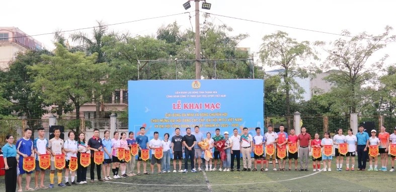 Ban Tổ chức trao cờ lưu niệm cho các tổ công đoàn tham gia giải.