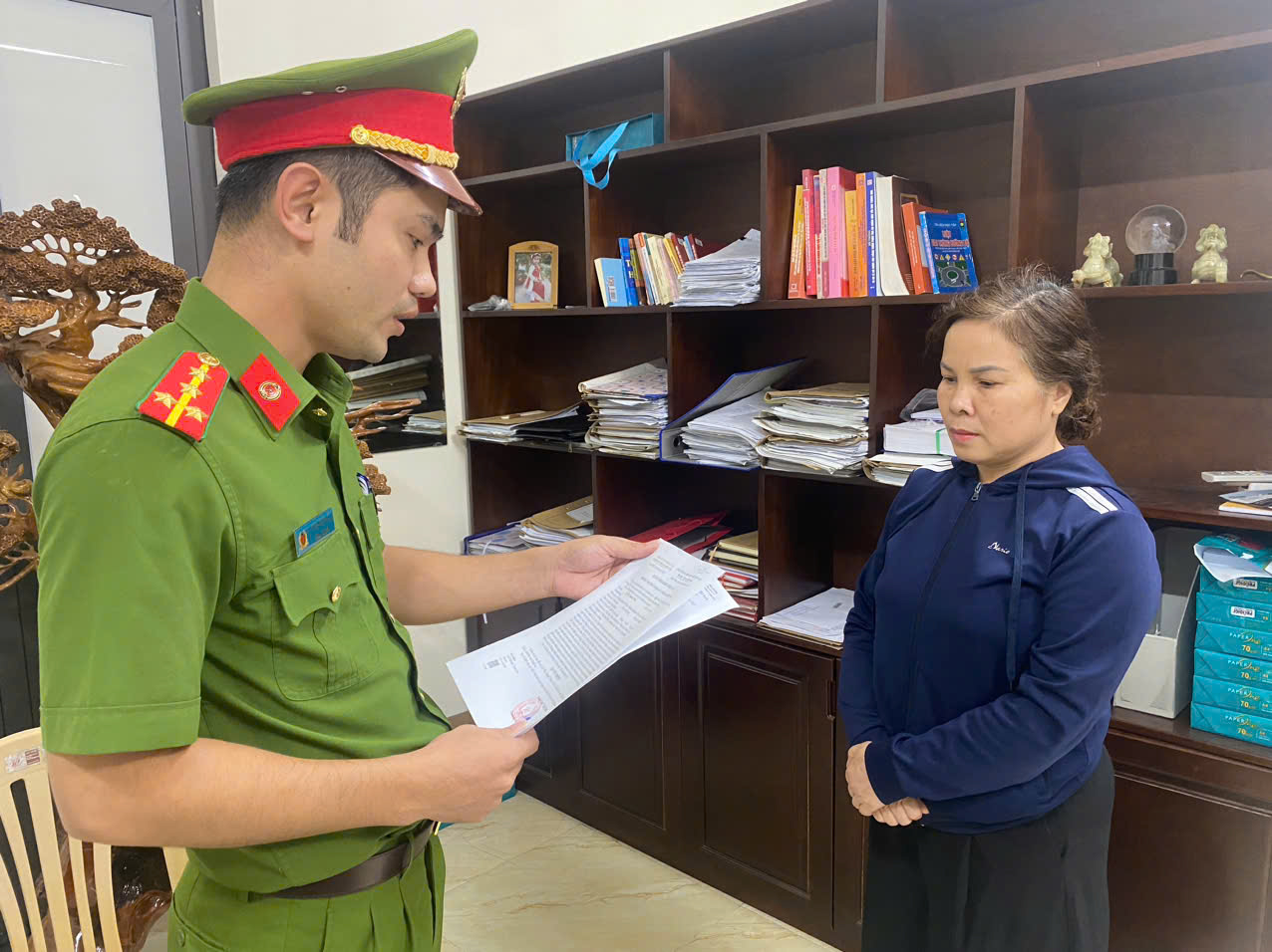 Cơ quan Cảnh sát điều tra Công an tỉnh tống đạt Quyết định khởi tố đối với Lê Thị Thanh Thuỷ về tội trốn thuế