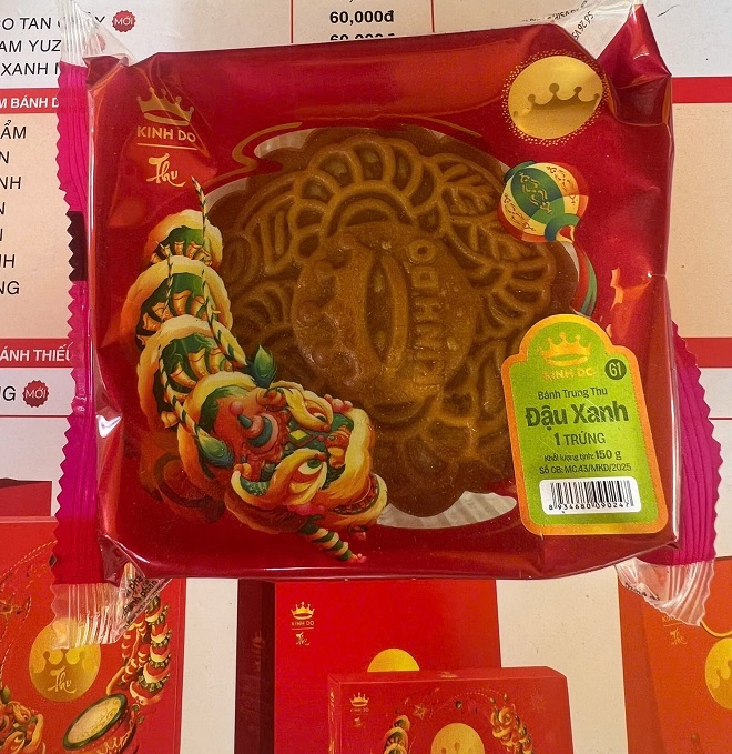 Hầu hết trên bề mặt các sản phẩm đều có logo Kinh Đô dập nổi, kèm theo đó là số công bố sản phẩm