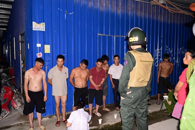 Lực lượng công an kiểm tra, xét nghiệm ma túy đối với công nhân tạm trú tại khu nhà ở công nhân Vũ Yên 2