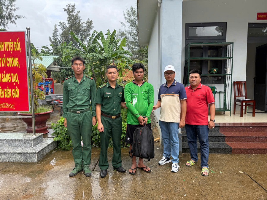 Đồn Biên phòng Côn Đảo tiến hành bàn giao đối tượng Ngô Văn Thả (ở giữa) cho Cơ quan Cảnh sát điều tra Công an tỉnh Cà Mau tiếp tục xử lí theo quy định của pháp luật.