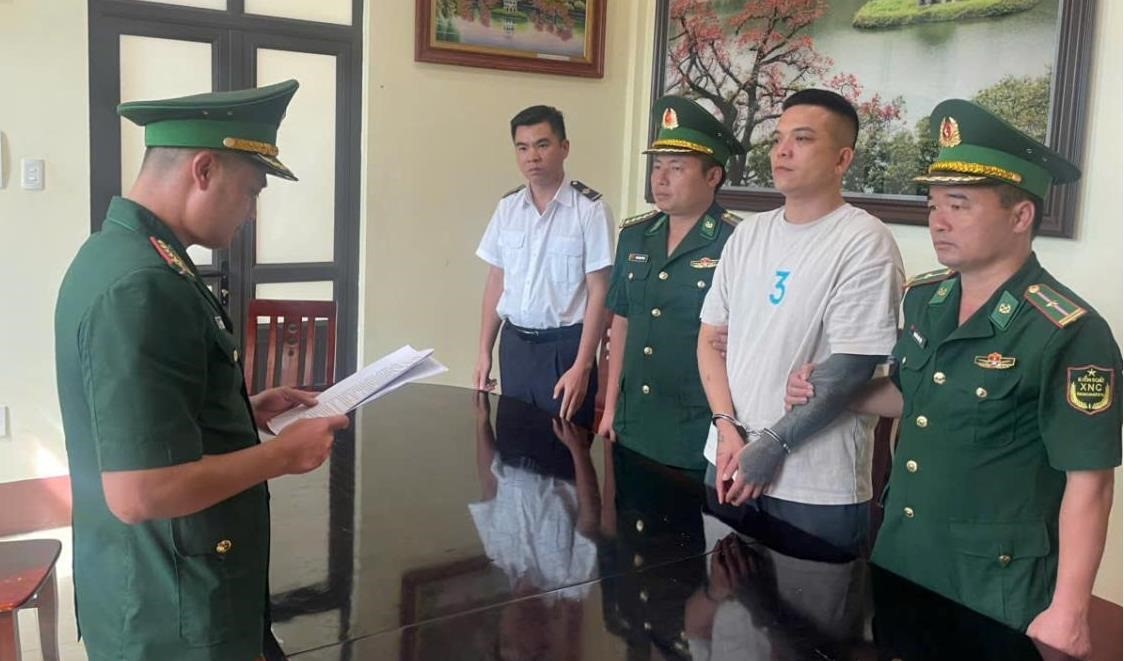 Đối tượng Nguyễn Văn Linh bị lực lượng chức năng bắt giữ tại cửa khẩu quốc tế Lóng Sập (tỉnh Sơn La). Ảnh: Quàng Hùng Đối tượng Nguyễn Văn Linh bị lực lượng chức năng bắt giữ tại cửa khẩu quốc tế Lóng Sập (tỉnh Sơn La). Ảnh: Quàng Hùng